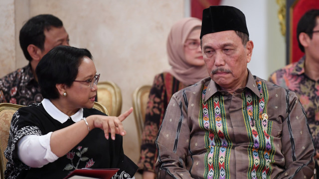 Menko Maritim Luhut Binsar Panjaitan (kanan) berbincang dengan Menteri Luar Negeri Retno LP Marsudi sebelum mengikuti Sidang Kabinet Paripurna di Istana Negara, Jakarta, Kamis (3/10/2019). Foto: ANTARA FOTO/Wahyu Putro A