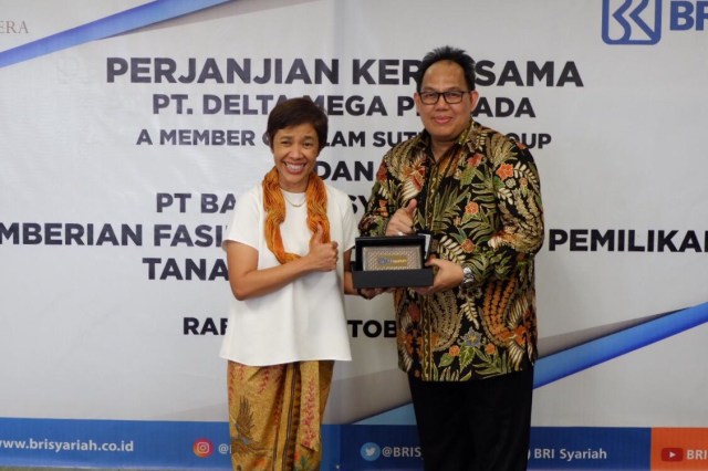 Marketing Director PT Delta Mega Persada Lilia S. Sukotjo dan Direktur Bisnis Ritel BRIsyariah Fidri Arnaldy saat penandatanganan kerja sama antara Alam Sutera Group dan BRIsyariah, Rabu (2/10). Foto: Dok. BRIsyariah