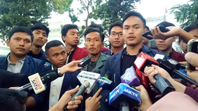 Kelompok mahasiswa berbagai universitas usai menemui Kepala Staf Kepresidenan Moeldoko, Kamis (3/10/2019). Foto: Fahrian Saleh/kumparan