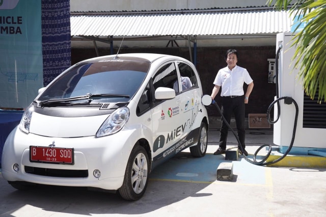Presiden Direktur PT MMKSI, Naoya Nakamura sedang mengisi daya Mitsubishi I-Miev Foto: dok. MMKSI