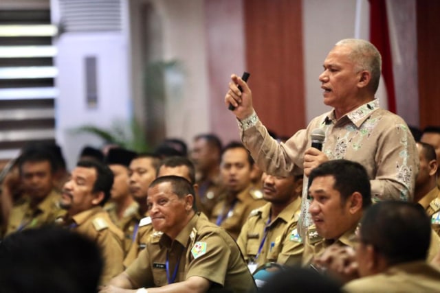 Sekda Aceh, Taqwallah, memberikan pembekalan kepada Camat se-Aceh tentang Program BEREH yang digulirkan Pemerintah Aceh dalam Rakor Tahun 2019 di Sekretariat Daerah Aceh, Kamis (3/10). Foto: Suparta/acehkini