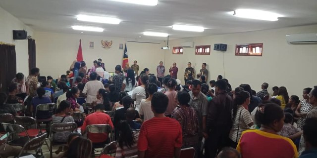 Dubes RI Dili memberikan pengarahan kepada WNI undocumented di Dili (Sumber: dokumen pribadi)
