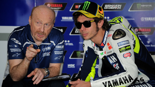 Silvano Galbusera (kiri, kostum biru) dan Valentino Rossi. Foto: MOHD RASFAN / AFP