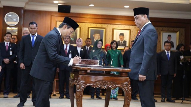 Menpan RB Syafruddin (kanan) menghadiri pelantikan Komisi Aparatur Sipil Negara. Foto: Dok. Kemenpan RB