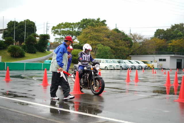 Instruktur berkendara Honda sedang uji low speed balance dalam Safety Japan Instructors Competition 2019 Foto: dok. istimewa