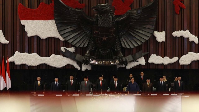 Pimpinan MPR RI terpilih periode 2019-2024 menyanyikan lagu Indonesia Raya saat Sidang Paripurna MPR di Gedung Nusantara, Komplek Parlemen, Jakarta. Foto: Fanny Kusumawardhani/kumparan