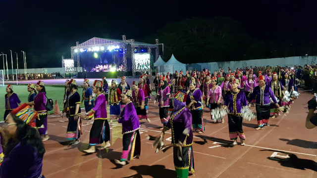 Salah satu penampilan defile dari salah satu sub etnis Suku Dayak | Photo by Karja