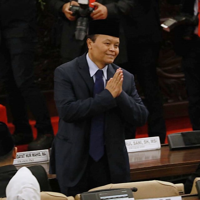 Hidayat Nur Wahid memberikan salam saat menghadiri Sidang Paripurna MPR di Gedung Nusantara, Komplek Parlemen, Jakarta. Foto: Fanny Kusumawardhani/kumparan