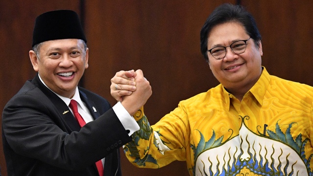 Ketua MPR Bambang Soesatyo (Bamsoet) berjabat tangan dengan Ketua Umum Partai Golkar Airlangga Hartarto (kanan) saat menghadiri pelantikan pimpinan MPR periode 2019-2024 di ruang rapat Paripurna, Kompleks Parlemen, Senayan, Jakarta, Kamis (3/10/2019). Foto: ANTARA FOTO/Nova Wahyudi