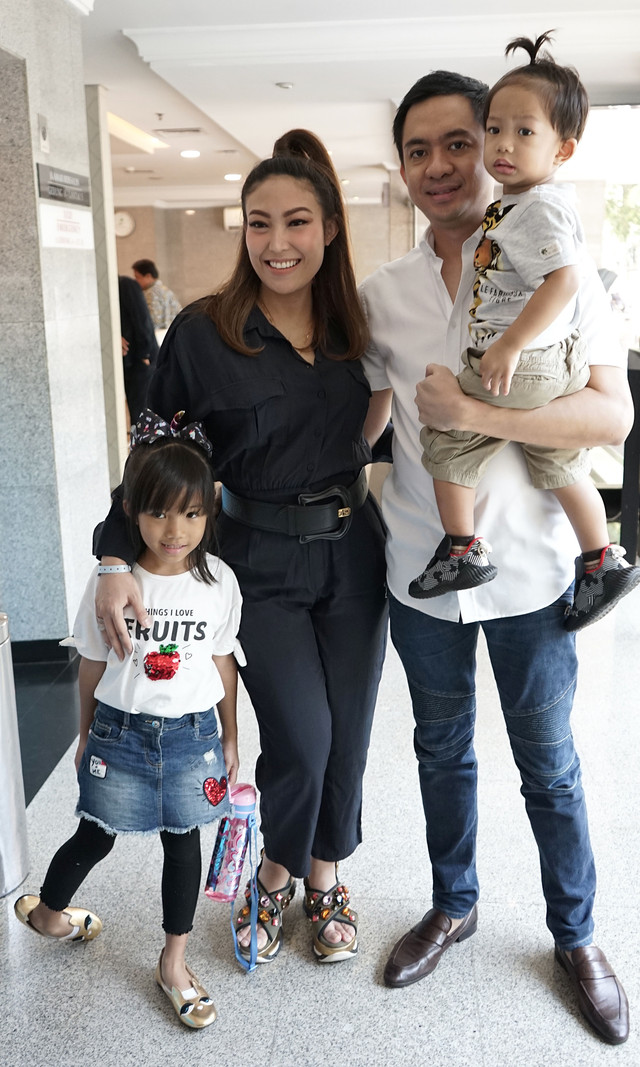 Presenter Ayu Dewi bersama suaminya Regi Datau saat konferensi pers terkait kelahiran anak ke tiga di RS Medistra, Jakarta, Jumat, (4/10/2019). Foto: Ronny