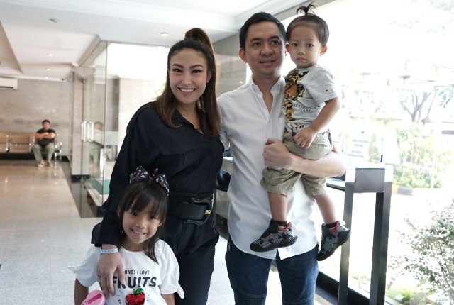 Presenter Ayu Dewi bersama suaminya Regi Datau saat konferensi pers terkait kelahiran anak ke tiga di RS Medistra, Jakarta, Jumat, (4/10/2019). Foto: Ronny