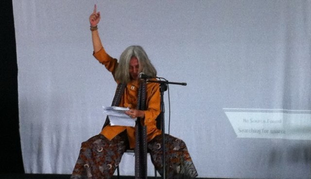 Seniman Godi Suwarna saat membacakan sajak di Perpustakaan Ajip Rosidi, Bandung. (Iman Herdiana)