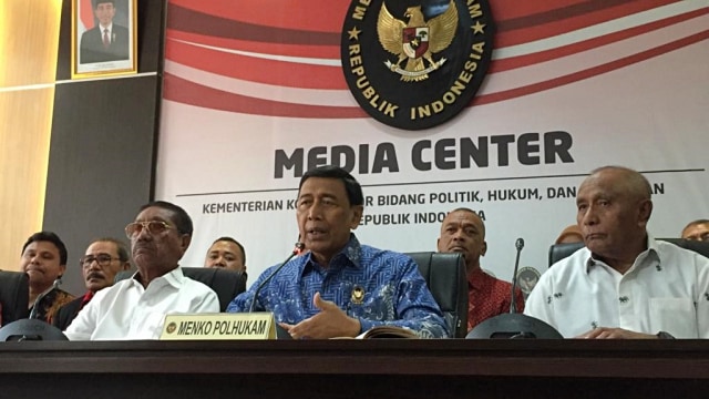 Menteri Koordinator Bidang Politik, Hukum, dan Keamanan (Menkopolhukam), Wiranto bersama beberapa masyarakat Maluku di Kantor Kemenkopolhukam, Jumat (4/10/2019). Foto: Andesta Herli Wijaya/kumparan