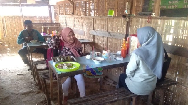 Pengunjung Warung Bakso 32, di Desa Kunci Kecamatan Dander Kabupaten Bojonegoro.  