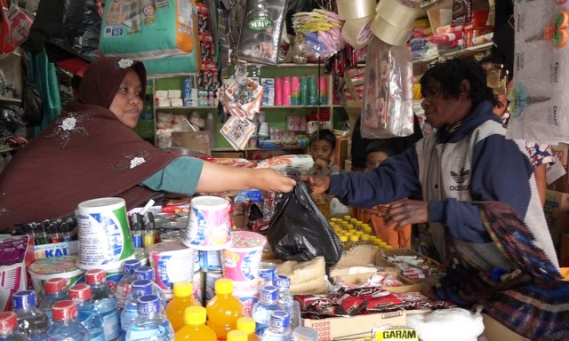 Interaksi jual beli di pasar tradisional di Wamena mulai kembali normal. (Foto Stefanus)
