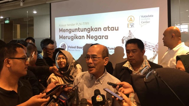 Faisal Basri (tengah) saat diskusi di Katadata Insight Center, Jakarta Selatan, Jumat (4/10). Foto: Muhammad Darisman/kumparan