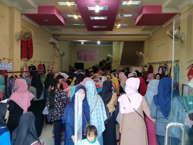 Ibu-ibu berburu barang diskon yang ditawarkan toko pakaian dan aksesoris Eva Fashion di Pontianak, Kalbar, Jumat (4/10). Foto: Lydia Salsabila/Hi!Pontianak