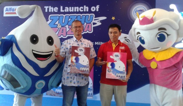 Lauching Zuzhu dan Zazha dari perwakilan pihak Alfamart dan Frisian Flag Indonesia.