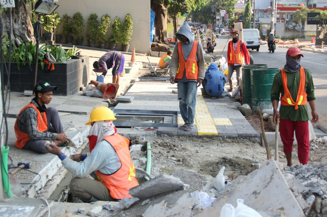 Para pekerja sedang mengerjakan revitalisasi trotoar Kemang, Jakarta, Jumat (4/10). Foto: Nugroho Sejati/kumparan