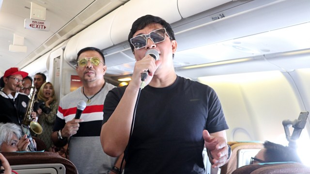 Yovie Widianto & Kahitna menghibur penumpang Garuda Indonesia. Foto: Helinsa Rasputri/kumparan