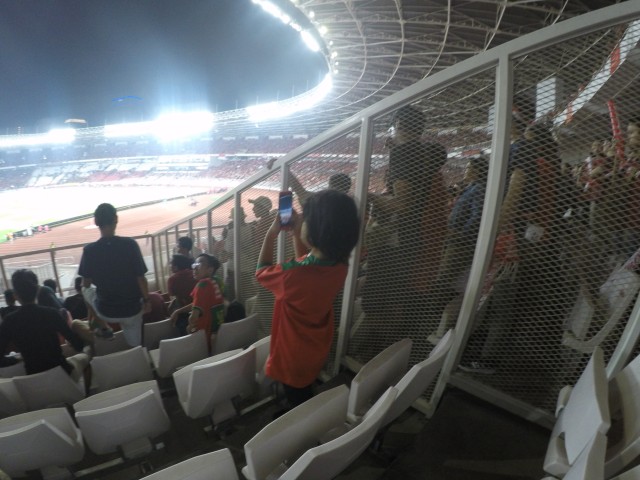 Tips Mengajak Anak Nonton Pertandingan Bola di Stadion