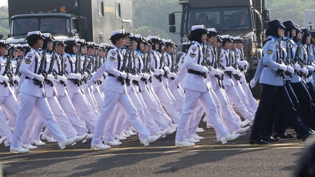 Pasukan TN memasuki lapangan untuk memulai upacara memperingati HUT Ke-74 TNI, di Lanud Halim Perdanakusuma, Jakarta TImur, Sabtu (5/10/2019). Foto: Jamal Ramadhan/kumparan