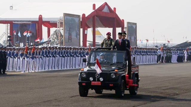Presiden Joko Widodo memasuki lapangan upacara memperingati HUT Ke-74 TNI, di Lanud Halim Perdanakusuma, Jakarta TImur, Sabtu (5/10/2019). Foto: Jamal Ramadhan/kumparan