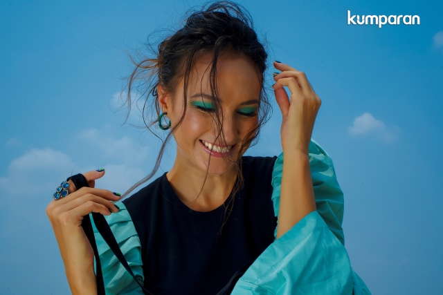 Nadine Chandrawinata untuk program Role Model kumparanWOMAN | Stylist: Anantama Putra, Makeup: Arimbi, Hairdo: Eva Pical, Nail Art: Her Glam Nail Salon, Busana: Tory Burch. Foto: Irfan Faqih