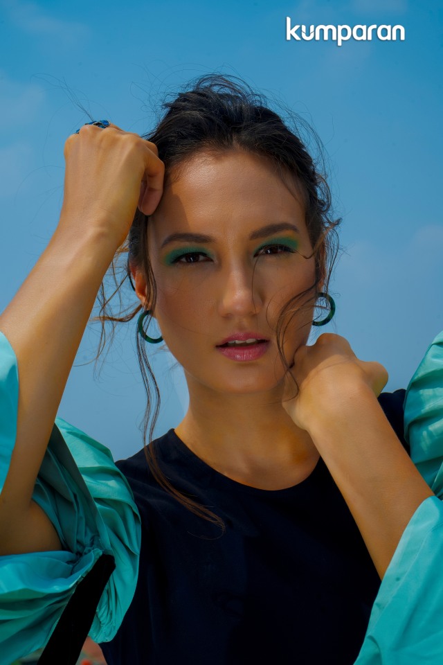 Nadine Chandrawinata untuk program Role Model kumparanWOMAN | Stylist: Anantama Putra, Makeup: Arimbi, Hairdo: Eva Pical, Nail Art: Her Glam Nail Salon, Busana: Tory Burch. Foto: Irfan Faqih