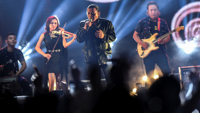 Penyanyi Didi Kempot tampil membawakan sejumlah lagu hits-nya pada hari pertama Synchronize Fest 2019 di Gambir Expo, Kemayoran, Jakarta, Jumat (4/10/2019). Foto: ANTARA FOTO/Muhammad Adimaja