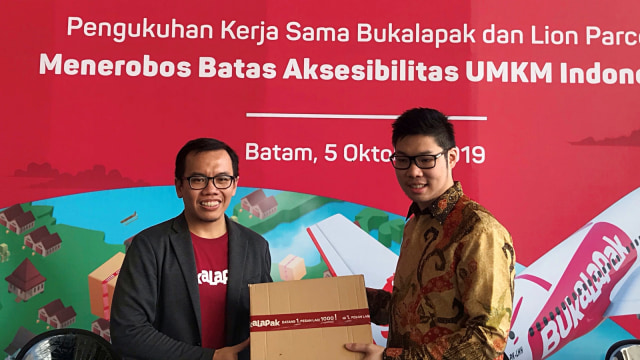 Kerja sama antara Lion Parcel dan Bukalapak yang ditandatangani oleh CEO Lion Parcel, Farian Kirana dan President & Co-founder Bukalapak, Fajrin Rasyid di Batam Foto: Wiji Nurhayat/kumparan
