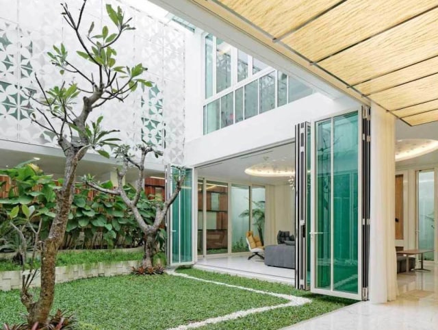 Taman kecil minimalis Green Garden Residence karya Atelier Cosmas Gozali, via: arsitag.com