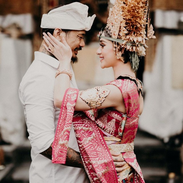 Jerinx SID menikah dengan Nora Alexandra. Foto: Instagram/@jrxsid