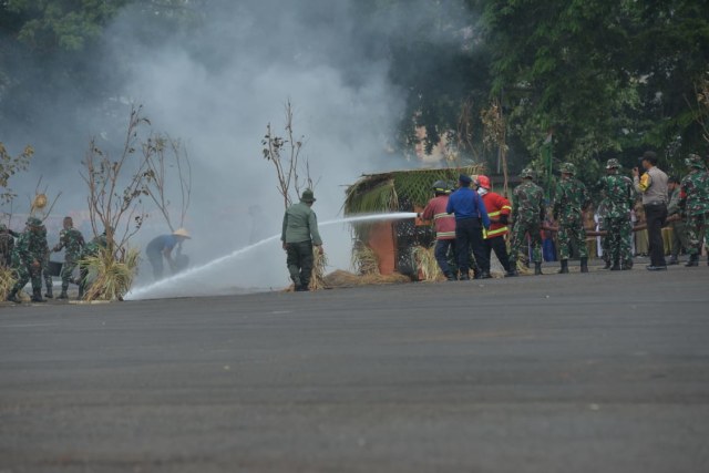 Prajurit TNI berserta petugas pemadam kebakaran saat memadamkan api di Lapangan Saburai, Bandar Lampung, Sabti (5/10) | Foto : Obbie Fernando/Lampung Geh