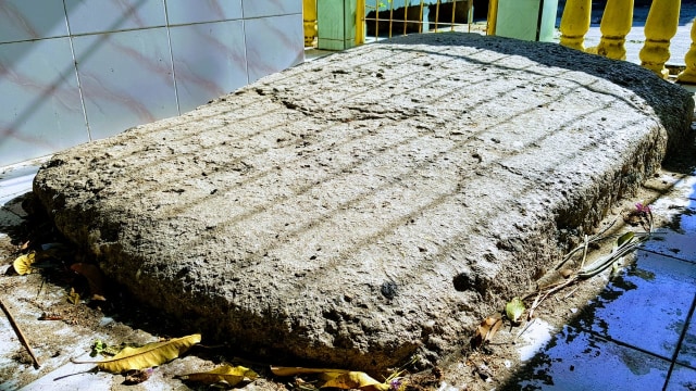 Bongkah Batu besar berukuran 1 meter x 50 cm, berada di Desa Payunga, Kecamatan Batudaa, Kabupaten Gorontalo. Sabtu, (05/10). Foto : Dok Banthayo.id