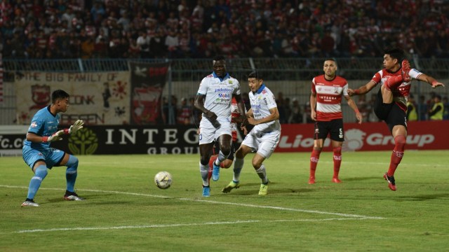 Pemain Madura United dan Persib berduel. Foto: Dok. Media Persib