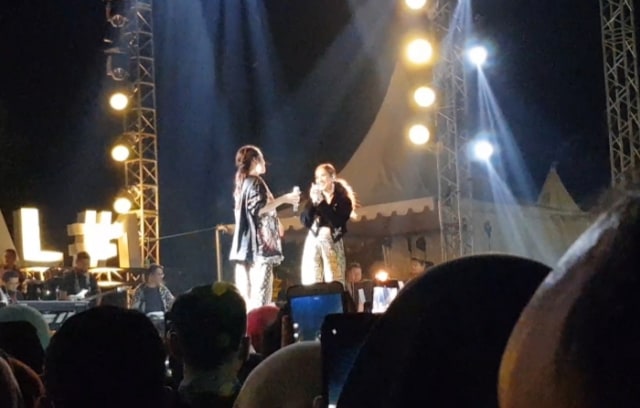 Raisa (kiri) dan Bunga Citra Lestari (kanan) saat bernyanyi lagu ciptaan Yovie Widianto yang berjudul Adu Rayu di Candi Prambanan, Sabtu (5/10/2019). Foto: adn.
