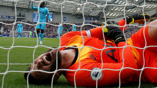 Hugo Lloris patah tangan. Foto: Reuters/Andrew Couldridge