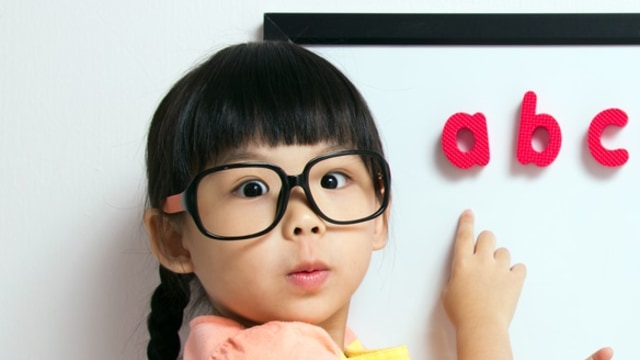 Ilustrasi anak pakai kacamata. Foto: Shutterstock