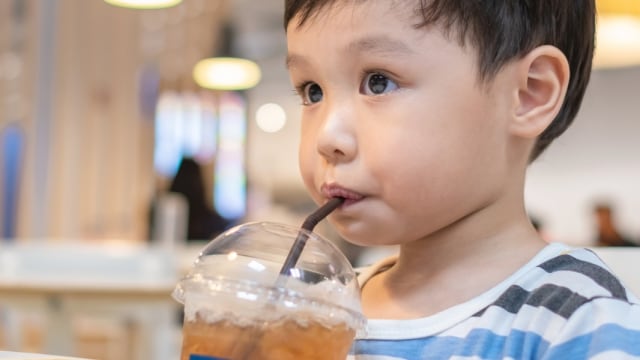 ilustrasi anak minum teh Foto: Shutterstock