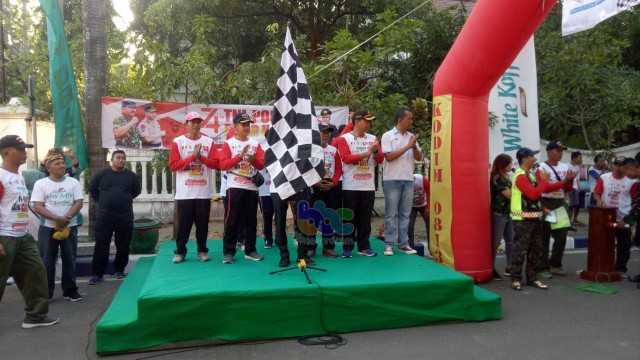 Wakil Bupati Bojonegoro, Drs H Budi Irawanto MPd, saat berangkatkan peserta jalan sehat dan fun bike, peringatan HUT TNI ke 74 di Alun-alun Kota Bojonegoro. Minggu (06/10/2019) 