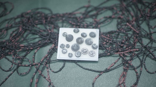 Sejumlah perhiasan zaman Kerajaan Sriwijaya yang ditemukan anggota Kompaks di Kabupaten OKI, Sumsel (Foto: abp/Urban Id)