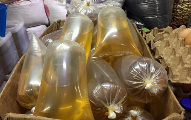 Minyak Goreng Curah di Pasar Senen, Jakarta Pusat. Foto: Ema Fitriyani/kumparan