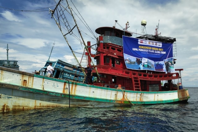 Kapal asing ilegal yang di tenggelamkan Kementerian Kelautan dan Perikanan (KKP) di Perairan Kalimantan Barat. Foto: Indra Subagja/kumparan