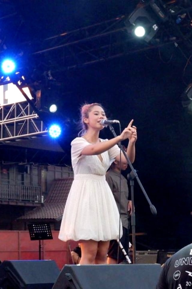 Nadin Amizah tampil bareng Syarikat Idola Remaja di Synchronize Fest 2019. Foto: Hesti Widianingtyas/kumparan