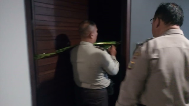 Polisi saat melakukan olah TKP di tempat bunuh diri (kanalbali/KAAD)