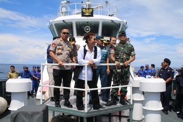 Menteri Susi didampingi Forkopimda Kalbar memusahkan barang bukti ilegal fishing di perairan Pulau Datuk, Kabupaten Mempawah, Kalimantan Barat, Minggu (6/10). Foto: Humas Kodam XII/Tpr