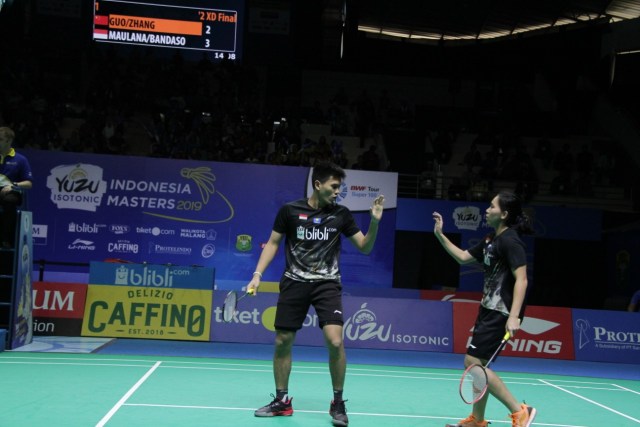 Ganda campuran asal Indonesia yakni Adnan Maulana dan Mychelle Crhystine Bandaso dalam final Yuzu Indonesia Masters 2019, Minggu (6/10). Foto: ben/tugumalang.id