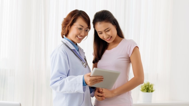 ilustrasi ibu hamil periksa ke dokter di trimester pertama Foto: Shutterstock