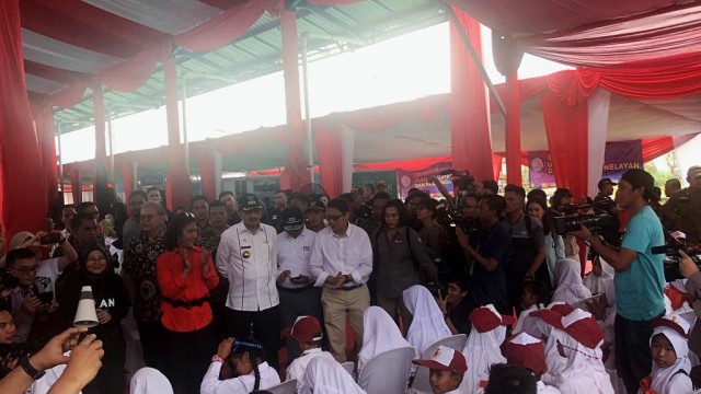 Susi Pudjiastuti menyapa anak-anak Natuna. Foto: Indra Subagja/kumparan